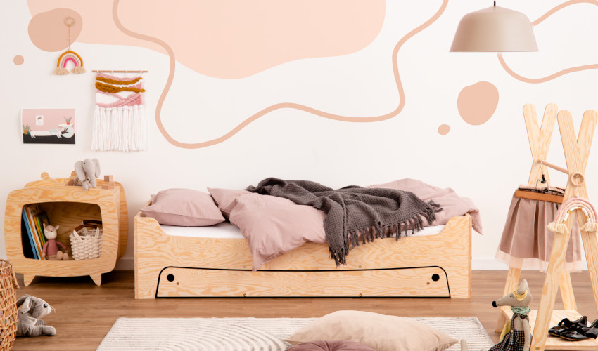 Drewniane łóżko TILA 10 z szufladą wykonane ze sklejki sosnowej w kolorze naturalnego drewna